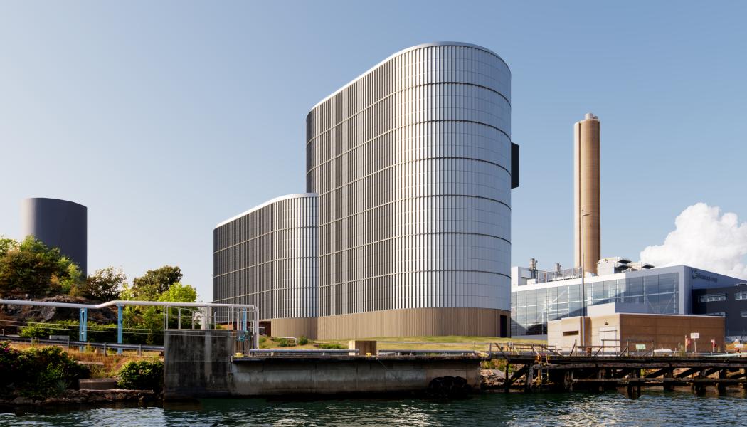 Den nya biobränsleeldade ångpannan integreras med Rya kraftvärmeverk och blir ett nytt visuellt landmärke i Göteborgs hamninlopp. Foto: Göteborg Energi