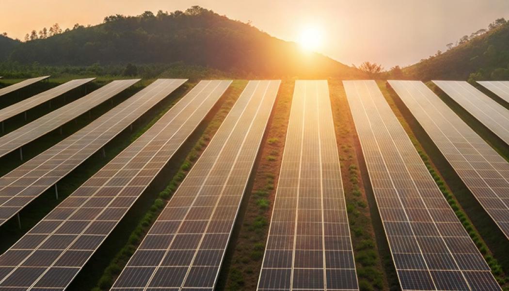 Inkapslingsfilmer i solpaneler utsätts för extrem värme, fukt och UV-strålning under drift. Detta påverkar panelernas livslängd. Foto: Creative Commons Lic. 