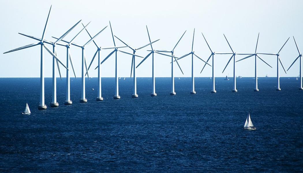Havsbaserade vindkraftverk nära Köpenhamn, Danmark. Foto: Wikipedia Commons. Kredit: cgpgrey