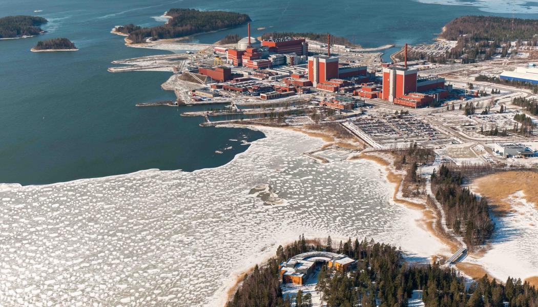 Olkiluoto-ön med de tre reaktorerna inklusive besökscentret. OL3 längst till vänster. Foto:Teollisuuden Voima Oyj
Olkiluoto