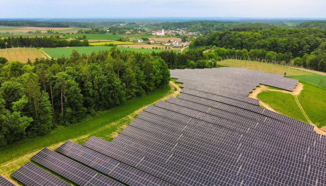 Ørsted-solparken Rottenegg ligger i ett mycket produktivt sluttläge som samtidigt är skyddat från insyn, nära Geisenfelds kommundel Rottenegg i Landkreis Pfaffenhofen an der Ilm. Foto: Ørsted