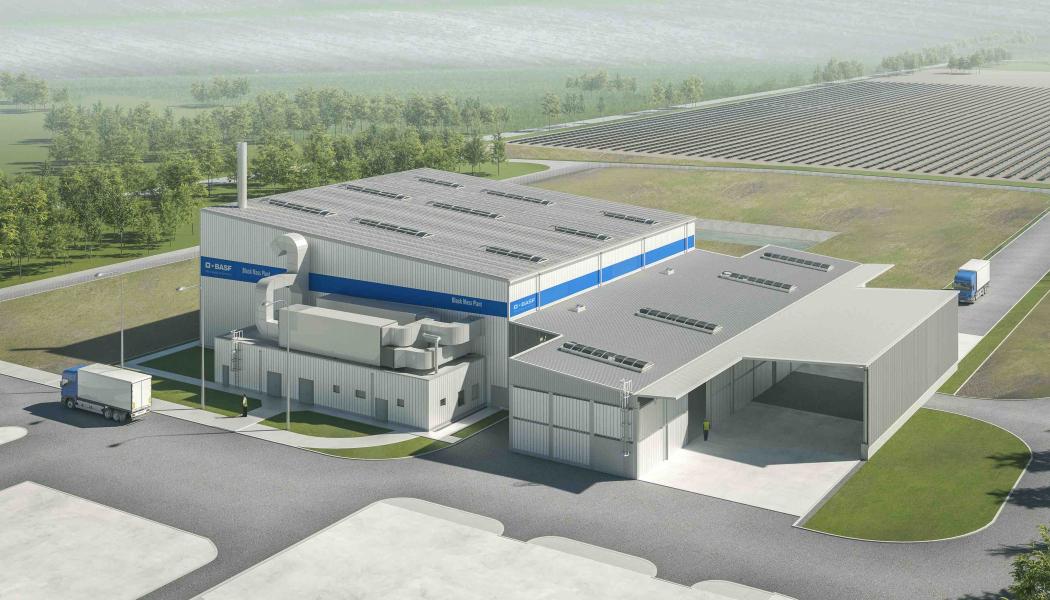 i somras firade BASF tillsammans med kunder, politiker och partners öppningen av Europas första gemensamma center för produktion av batterimaterial och återvinning av batterier i Schwarzheide, Tyskland. Invigningen av en toppmodern anläggning för tillverkning av högpresterande katodmaterial och avtäckningen av en anläggning för batteriåtervinning, där man framställer så kallad svart massa, vilket är viktiga steg mot skapandet av en sluten cirkel för batteriers värdekedja i Europa. Detta inkluderar insamling av använda batterier och återvinning av mineralråvaror för att använda dem i tillverkningen av nya batterimaterial. Foto: BASF