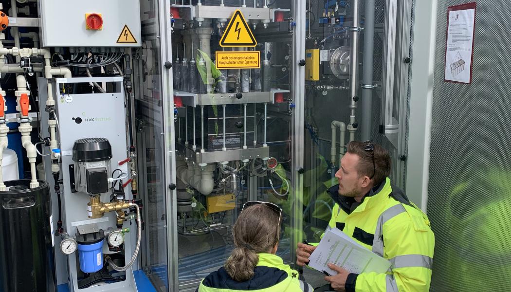 I sitt arbete med produktion, komprimering, lagring och distribution av vätgas ser de på Euromekanik ett ökat intresse för att använda vätgas som bränngas. Här driftsätter de en elektrolysör för produktion av vätgas. Foto: Euromekanik