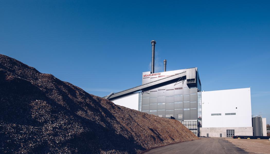 Tack vare att Sandviksverket helt drivs av förnybar biomassa, i form av restprodukter från skogen, är Växjö Energis produktion idag helt fri från fossila bränslen. Det finns därför inte någon fossil koldioxid i rökgasen och den koldioxid som lämnar skorstenen är helt biogen. Genom att dessutom satsa på att fånga in koldioxiden och transportera den till en permanent lagring är målsättningen att skapa ett minusutsläpp av koldioxid. Foto: Jonas Ljungdahl, Växjö Energi