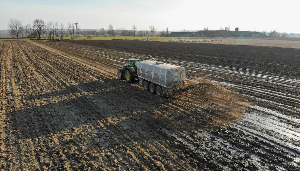 Nyligen skickade sex europeiska branschorganisationer – däribland Hydrogen Europe, Renewable Hydrogen Coalition och Hydrogen Council – ett öppet brev till EU-kommissionen. Kommissionen beslutade trots brevet att inte pausa unionens nya klimatrelaterade importavgift för gödselmedel, trots stark press. Symbolbild om gödselspridning på åker. Foto: Creative commons Lic, kredit: Paskvi