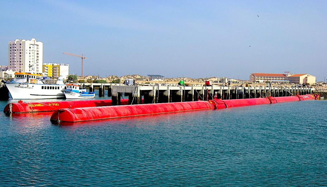 Pelamis vågenergiomvandlare under de sista testerna i hamnen i Peniche, Portugal. Foto: Wikipedia Common Lic. Kredit: Dipl. Ing. Guido Grassow 