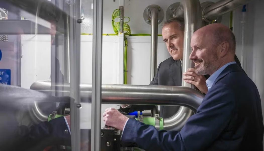 Peter Lantry, vd för Equinix Irland (till vänster), och Andrew Cunningham, vd för GeoPura (till höger). Lantry framhåller att Equinix på sikt skulle kunna utforma framtida datacenter med bränsleceller som energikälla, men först när tekniken blir kommersiellt tillgänglig i större skala.  Foto: GeoPura