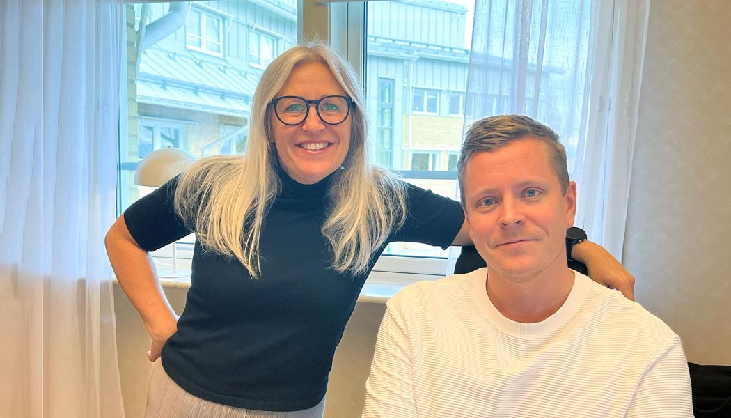 Annica Pettersson och Johan Engström på kundservice svarar dagligen på frågor om elavtal. Foto: PiteEnergi