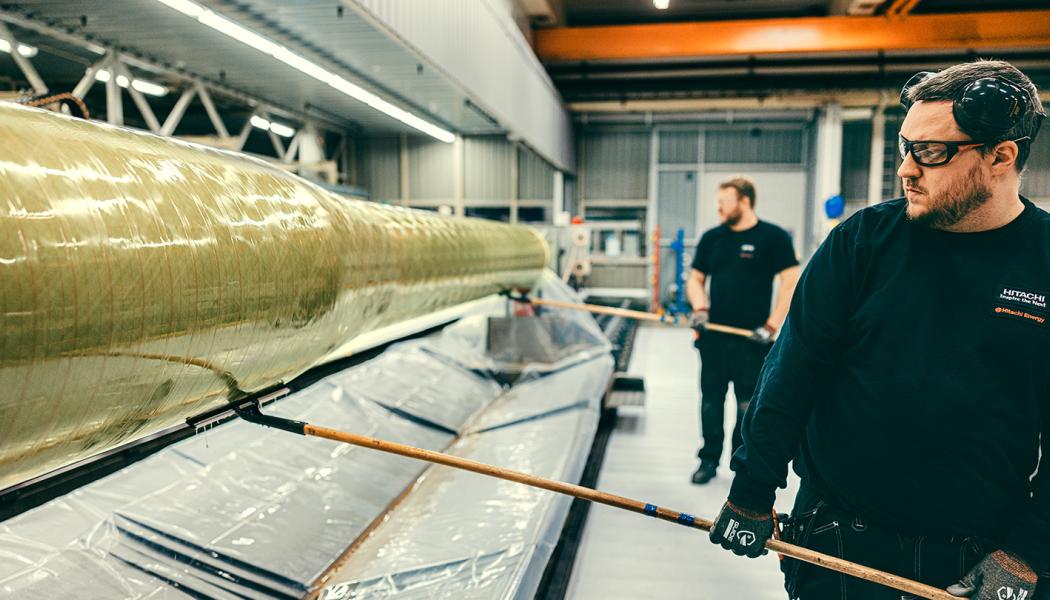 Anläggningen i Piteå som producerar kompositisolatorer.  Foto: Hitachi Energy