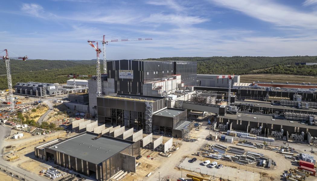 Internationella forskningsprojektet ITER, beläget i södra Frankrike, fortsätter sin framfart mot att bli världens största experiment för magnetisk inneslutning av plasma. Med en planerad färdigställande av byggnationen år 2025, positionerar sig ITER för att leda vägen inom fusionsteknologi och energiproduktion. Foto: ITER