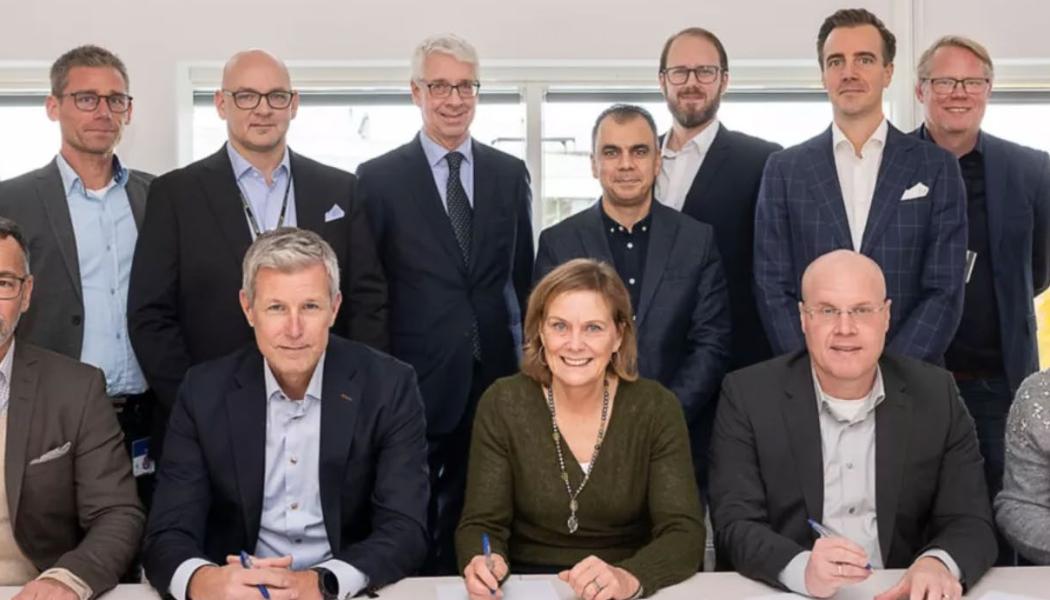 Signering av avtal Per Ekström(Svk), Joacim Redlund(Svk), Roger Wanström(Kanonaden), Ragnar Tomstad, Ali Azar, Andreas Berndtsson, Tony Moberg från Hitachi Energy, Stefan Lundberg(Svk), Sten Trolle(Hitachi Energy) Sittande: Per Eckemark(Svk), Peter Ek(Kanonaden), Lotta Medelius-Bredhe(Svk), Tobias Hansson och Anna Svensson (Hitachi Energy)