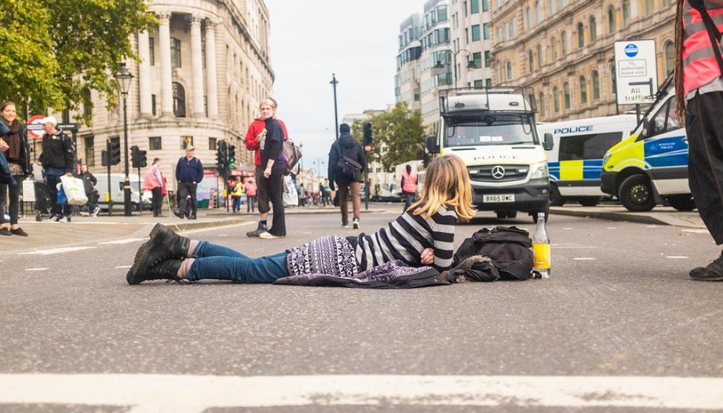 Klimatdemonstration mot biltrafik. Foto: Pixabay, Creative Commons Lic. Kredit: Serpae