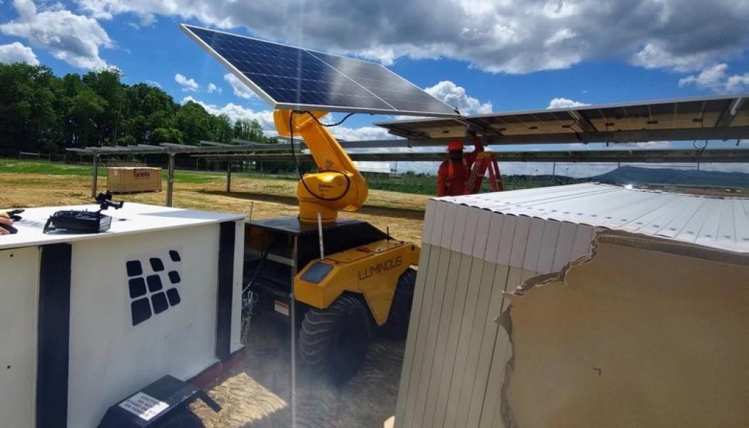 Robotar monterade över 500 000 solpaneler vid Engies nya Goorambat East Solar Farm i Victoria. Foto: Luminous
