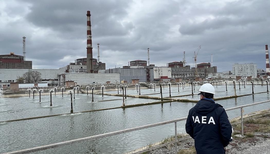 I sällskap med ukrainska tjänstemän besökte IAEA:s generaldirektör Rafael Mariano Grossi tillsammans med sin ledningsgrupp och expertteamet från IAEA kärnkraftverket i Zaporizjzja och dess närområde under sitt andra officiella besök i Ukraina den 29 mars 2023.
Foto: Fredrik Dahl / IAEA   IAEA Imagebank – Rafael Mariano Grossi besöker kärnkraftverket i Zaporizjzja (02011536)
