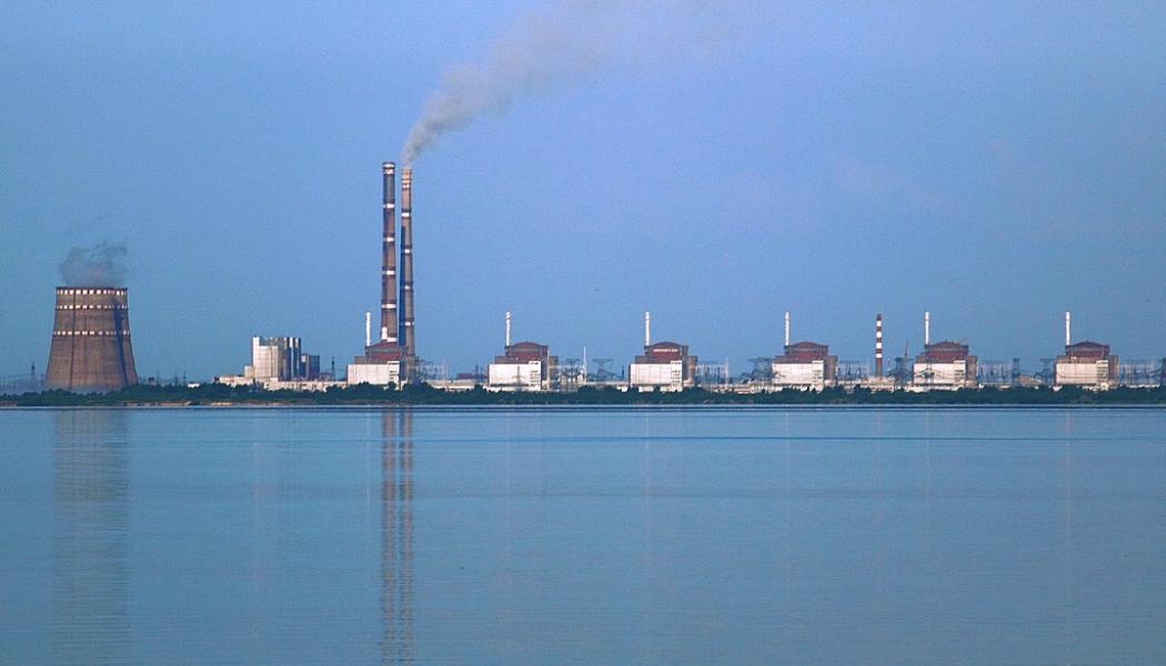 Zaporizhias kärnkraftverk vid floden Dnjeprs strand. Foto: Ralf1969/Wikimedia Commons