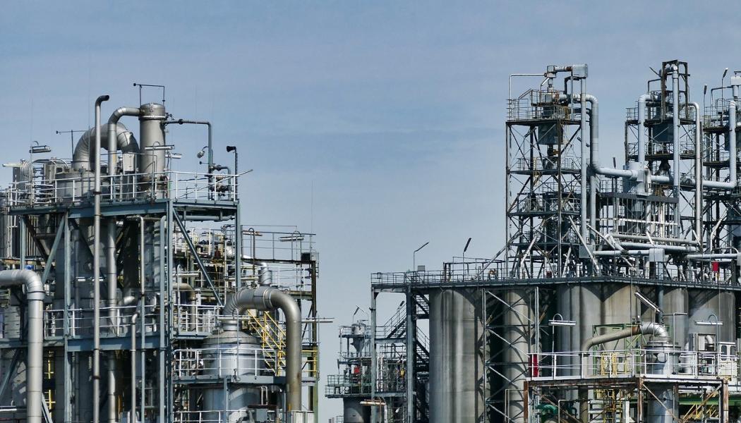 Raffinaderi. Ytterligare en faktor som påverkar oljepriserna är de växande råoljelagren i USA. Under den senaste veckan ökade lagren med 4,1 miljoner fat, vilket var mer än vad USA:s energidepartement, EIA, hade förväntat sig. Foto: Creative Commons Lic. Kredit: SatyaPrem