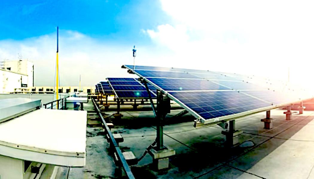 Redan i juni 2023 inleddes byggandet av en solpark vid Rheinmetalls produktionsanläggning i Sydafrika. Här installeras nästan tiotusen solpaneler med en kapacitet att producera över 4,2 megawatt växelström. Källa: Rheinmetall