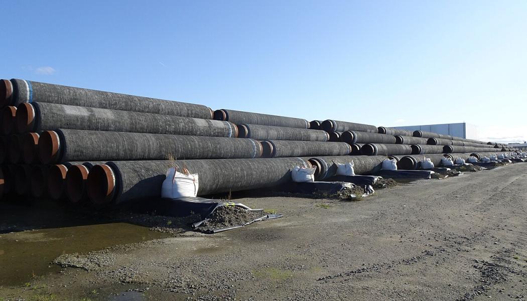 Överblivna rör för Nord Stream 2 in tyska hamnen Mukran. Foto: Wikipedia Common, kredit: Gerd Fahrenhorst
