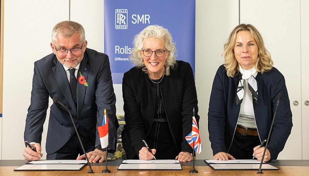 Martin Rušcák (till vänster), Ruth Todd (mitten) och Blanka Cupáková, SMR-samordnare på ČEZ. (Foto: ÚJV Řež)