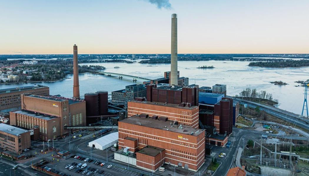 Sundholmens produktionsområde i Helsingfors genomgår en kraftig förnyelse. Pellets ersätter användningen av kol i Sundholmens värmeverk, vars kolbaserade produktion upphörde våren 2023. Den kolbaserade el- och värmeproduktionen i kraftverk B upphör och anläggningen kommer att avvecklas den 1 april, 2025. Inte undra på att Helsingforspolitikerna nu diskuterar utmaningen att ersätta kolkraften inom staden på en övergripande nivå. Foto: Energibolaget Helen.
