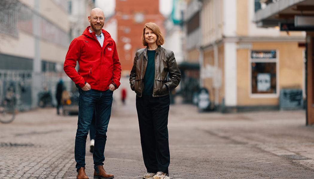 Sandgärdsgatan är en gata med kulturhistoriska värden och utformningen är viktig. På bild Arkitektbolagets Karin Hård af Segerstad och Växjö Energis Daniel Sjödén. Foto: Veab Växjö Energi