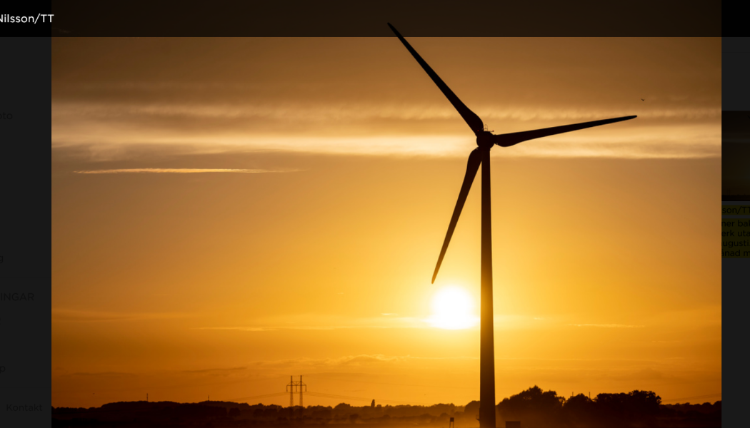 Johan Nilsson/TT
Solen går ner bakom ett vindkraftverk utanför Lund i slutet på augusti. Just augusti blev en månad med väldigt lite vind.