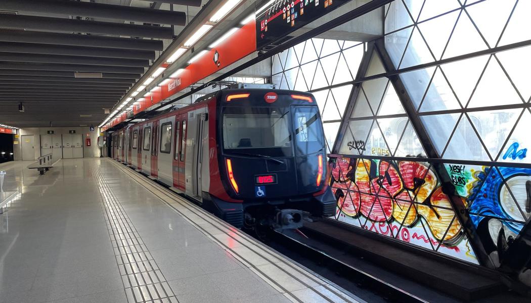 Tåg av serie 8000 från FMB vid stationen Mercat Nou. 2021 lanserade Spaniens regering en ambitiös plan för elbilar med finansiering från EU:s fonder för återhämtning efter pandemin. Planen har stimulerat privata investeringar, exempelvis det kinesiska batteriföretaget CATL och biltillverkaren Stellantis satsning på en litiumbatterifabrik i Zaragoza. Foto: Wikipedia Common,   kredit: Agm