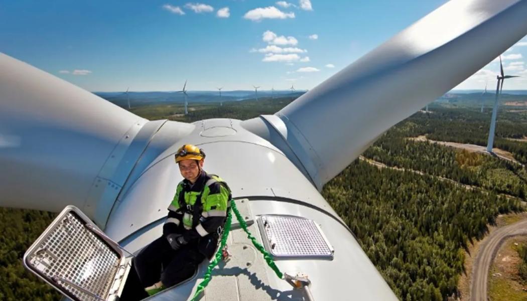 Service på högsta häjg. Norge har starka naturresurser för vindkraft, särskilt längs kusten, vilket har lett till en snabb utbyggnad av både land- och havsbaserade vindkraftparker. Trots detta har utmaningar som långa tillståndsprocesser och lokalt motstånd påverkat takten i utbyggnaden. Foto: Statkraft