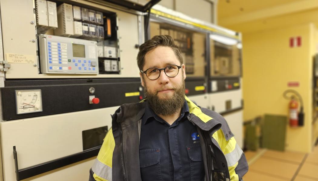 När det var dags att uppgradera fyra av sina fördelningsstationer byggda på 1980-talet valde Sala-Heby Energi Elnät att köpa in nya avancerade reläskydd och renovera de gamla brytarna hos ABB:s serviceverkstad i Västerås. På bilden: Andreas Olsson, driftchef på SHEAB.