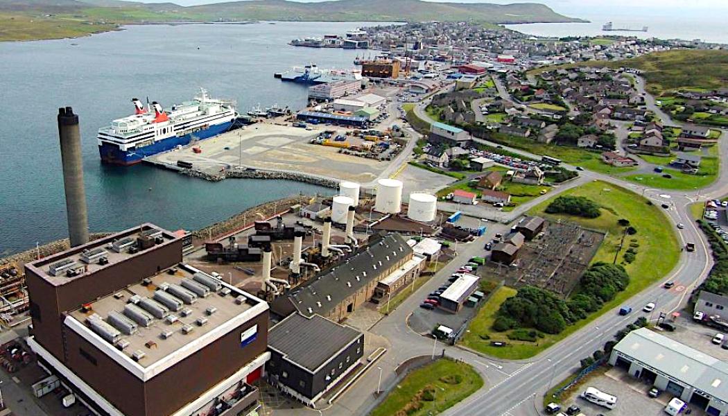 Lerwick Power Station.
Huvudkraftverket på Shetlandsöarna står inför en uppgradering som projektets företrädare menar kommer att leda till en mer tillförlitlig energiförsörjning samtidigt som avkarboniseringen av elnätet påskyndas. Den finländska tillverkaren Wärtsilä ska installera ett energilagringssystem vid huvudkraftverket i Lerwick på uppdrag av Scottish and Southern Electricity Networks (SSEN), som är en del av det Perth-baserade energibolaget SSE.  Foto: SSEN
