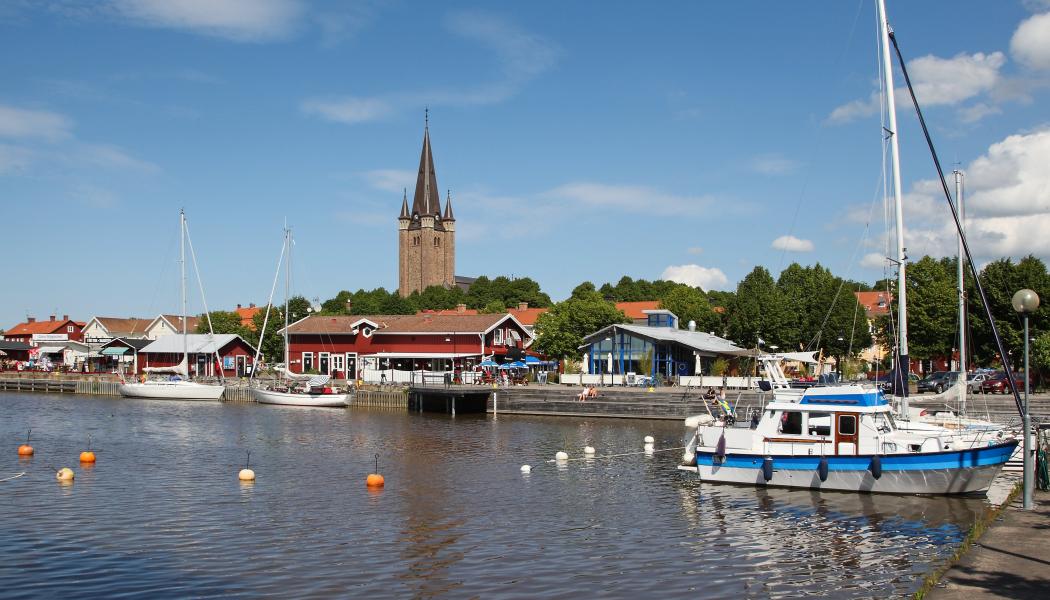 I Mariestad installerar Hitachi Energy en energilagerlösning åt energibolaget VänerEnergi som ska användas för att täcka deras elbehov vintertid och utjämna belastningstoppar i nätet. Istället för att äga det själva köper VänerEnergi in det som en tjänst, Battery as a service, ett hyrupplägg som nu blivit allt vanligare. 