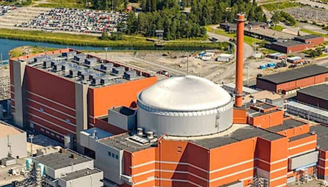 Eftersom Företaget TVO, som äger den nya finska reaktorn Olkiluoto 3, här på bilden, producerar el till sina delägare till självkostnadspris innebär det att delägarna inte behöver köpa denna el på den nordiska elbörsen Nord Pool. Det resulterar i att efterfrågan på el minskar, vilket i sin tur betyder att elpriset sjunker. Foto: TVO