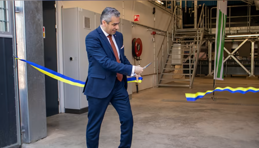 Energiminister Khashayar Farmanbar inviger biobränsleeldade ångpannan hos Arla. Foto: Jönköping Energi