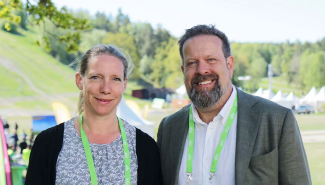Energiföretagen Sveriges vd Åsa Pettersson tillsammans med Karlstads El- och stadsnäts vd Jonas Persson. År 2026 står Karlstads El- och stadsnät värd för Energiföretagen Sveriges stora elnätsmässa tillsammans med sju andra värmländska energiföretag. Foto: Energiföretagen