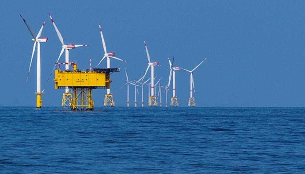Havsbaserade vindkraftsparker har pekats ut som en lösning på energiproblemen, inte minst från Vattenfalls sida. Nu när Vattenfall får grönt ljus för en sådan i havet utanför Trelleborg, tvekar man av oro för att projektet inte ska vara lönsamt.
Foto: Wikimedia Commons
