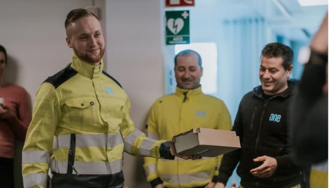Medarbetare i projektet har samlats för att fira den 800 000 installationen. Foto: ONE Nordics