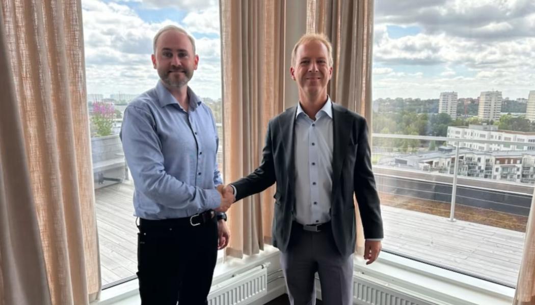 Här ser vi Johan Dagertun, Peab och Lars Gutenwik, vår CFO, som precis undertecknat avtalet. Foto: ONE Nordic