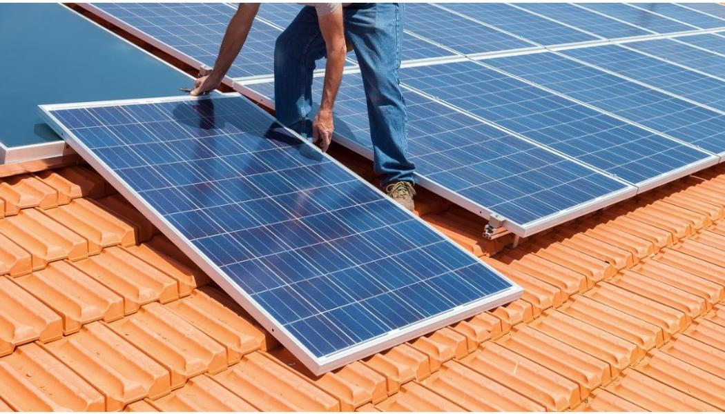 

Energifrågor är alltid aktuella i svenska hushåll och allt fler ser över hur deras hem kan optimeras för att använda mindre energi och samtidigt minska klimatavtrycket. Det kan handla om att förbättra isolering, se över uppvärmningsmetoder eller investera i lösningar som gör energianvändningen mer resurseffektiv och hållbar. Om du vill finansiera dina smarta förbättringar finns möjligheten att ta privatlån genom Santander och investera i ett miljövänligare hem.