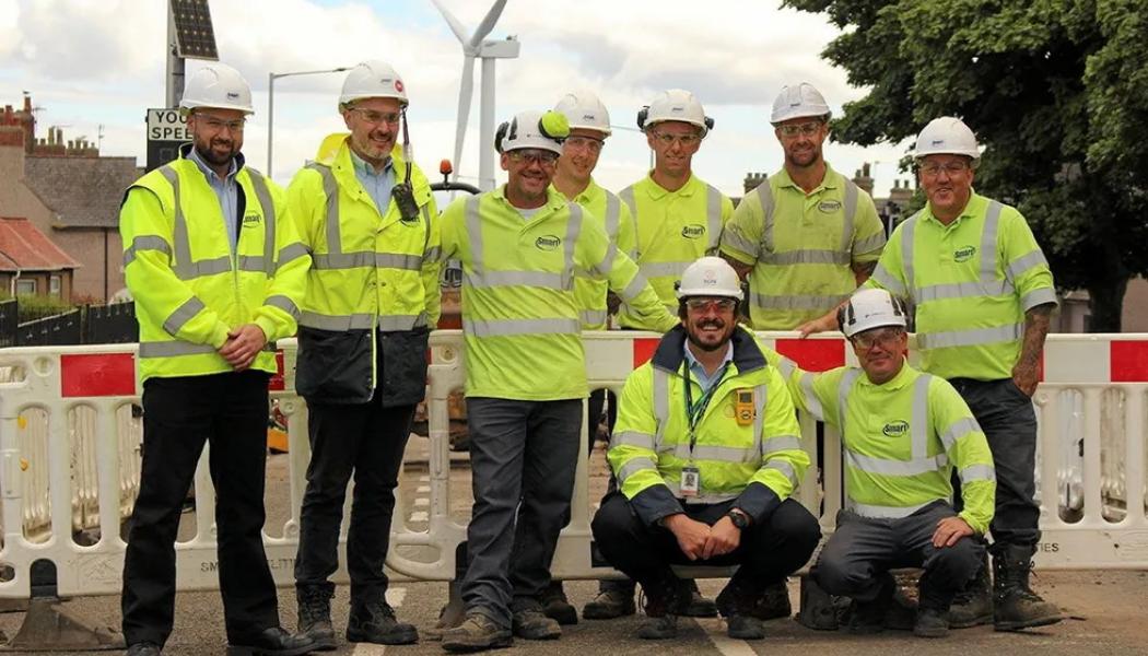 Nöjda skottar. Byggandet av vätgasnätverket har möjliggjorts tack vare professionella insatser från SGN-teamet och deras entreprenör SMART Utilities. Den första fasen av projektet har avslutats enligt plan, och nästa steg blir att ansluta hushåll till det nya nätverket när produktions- och lagringsanläggningen står klar nästa år. Foto: SGN