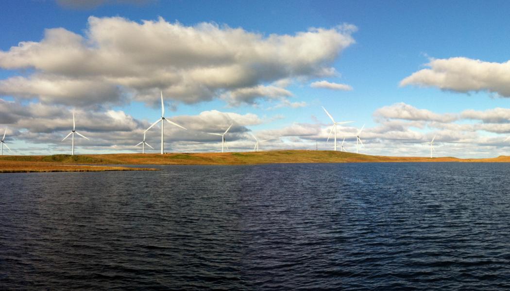 Panoramavy över skotska vindkraftsparken Whitelee med Lochgoin-reservoaren i förgrunden. Foto: Wikipedia Common. Kredit: Bjmullan