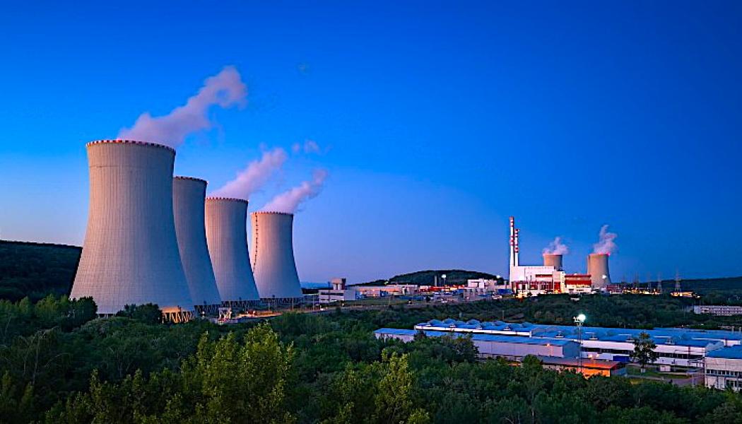 Den första bränslepatronen har nu laddats in i reaktor 4 vid kärnkraftverket Mochovce, vilket markerar starten på den aktiva idrifttagningen. Foto: Slovenské elektrárne.