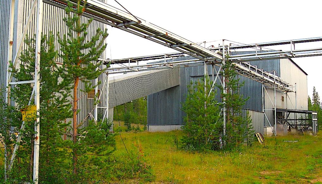 Försöksanläggning för ett tidigare karbonatitprojekt på området. Försöksanläggningen uppfördes på 1970-talet i Tulppio, Savukoski, Finland, i anslutning till det så kallade Sokli-karbonatitkomplexet, juli 2013. Den aktuella Sokli-fyndigheten i finska Lappland är en av Europas största kända karbonatitfyndigheter och innehåller bland annat fosfat, sällsynta jordartsmetaller och andra strategiskt viktiga mineraler. Foto: Wikipedia Common, kredit: Sepp Vei