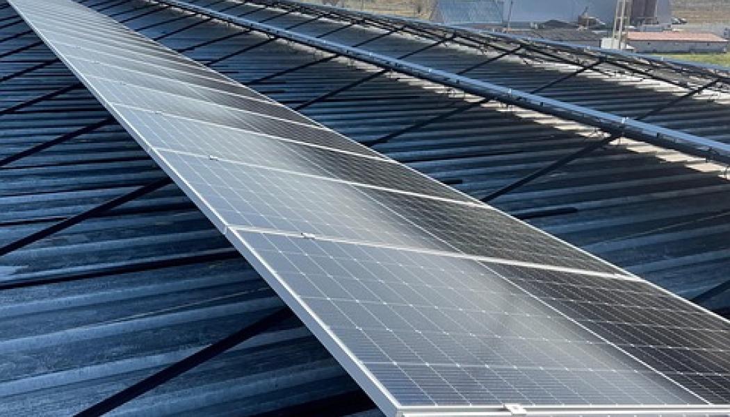 År 2010 bedömde IEA att världen skulle nå 410 gigawatt installerad solkraft till 2035. Redan nu finns mer än fyra gånger så mycket, varav omkring hälften i Kina.    Foto: Creative Commons Lic. Kredit: Superadsmaker