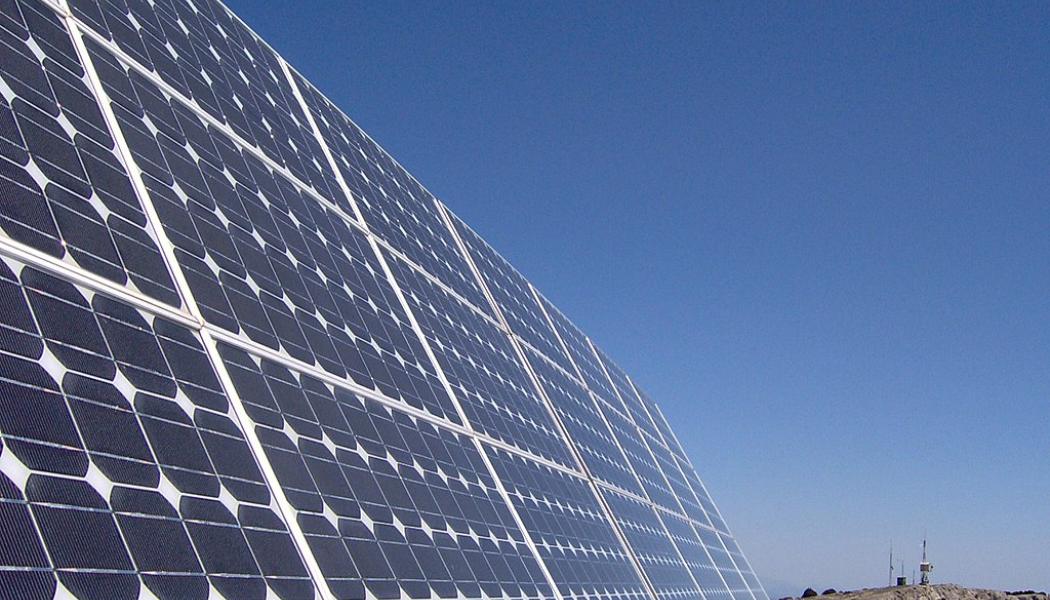 Solenergi från ovan. Den europeiska och tyska solenergi-industrin pressas av billig import från Kina – och flera tillverkare går mot konkurs. Foto: Wikipedia Common, kredit, Flickr, fotograf: Fernando Tomás 
