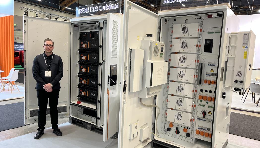 Tommy Lykke, Country Manager för Norden på Solax Power, visade företagets två nya energilagringskabinett TRENE (till vänster) och AELIO (till höger) på solenergimässan Elmia Solar
