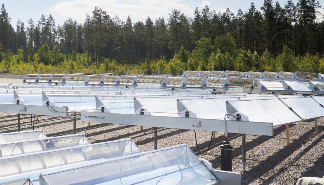 Även intresset för solvärme ökar i Sverige. Till exempel bygger företaget Absolicon solvärmeparken Högslätten 2023 Solar Thermal Park, som med hjälp av koncentrerande solfångare kan producera värme med en temperatur på upp till 120 grader Celsius och mata in den direkt i fjärrvärmenätet i Härnösand. Foto: Absolicon