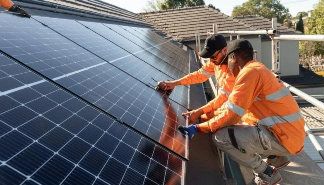 L’Italia aiuta le famiglie a basso reddito investendo 200 milioni di euro nell’energia solare