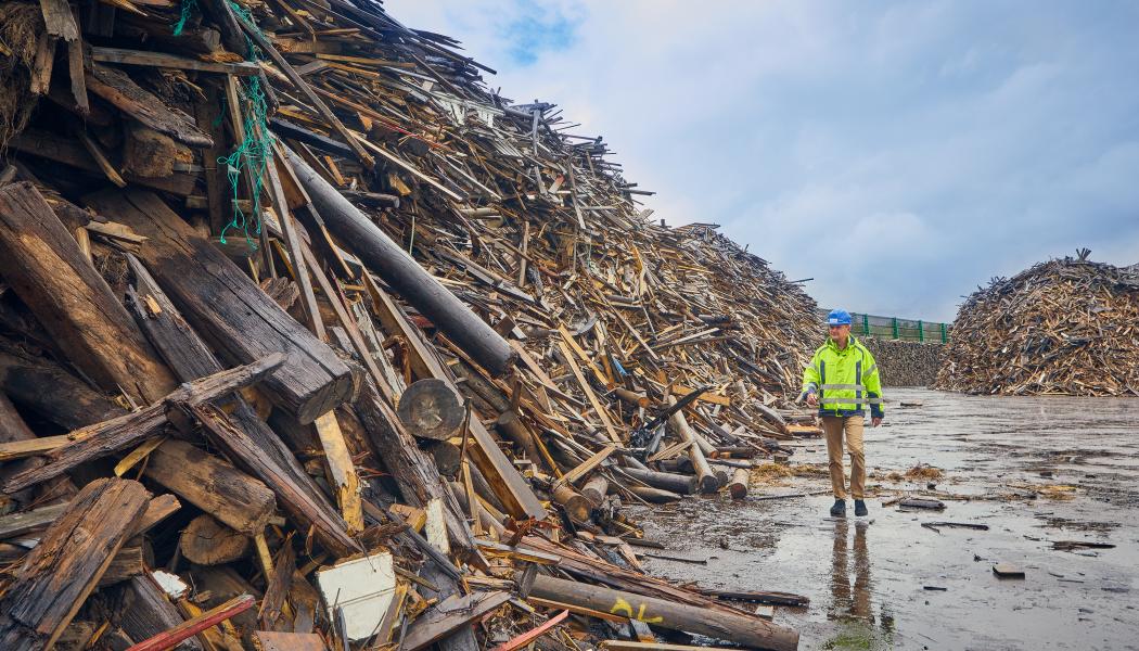 Solör Bioenergi Recycling i Trollhättan, som är en del av Solör Bioenergy Group, växer på den internationella marknaden då en ny kund från Irland gett dem uppdraget att hantera impregnerat träavfall på ett miljöriktigt sätt. Foto: Anna Hult