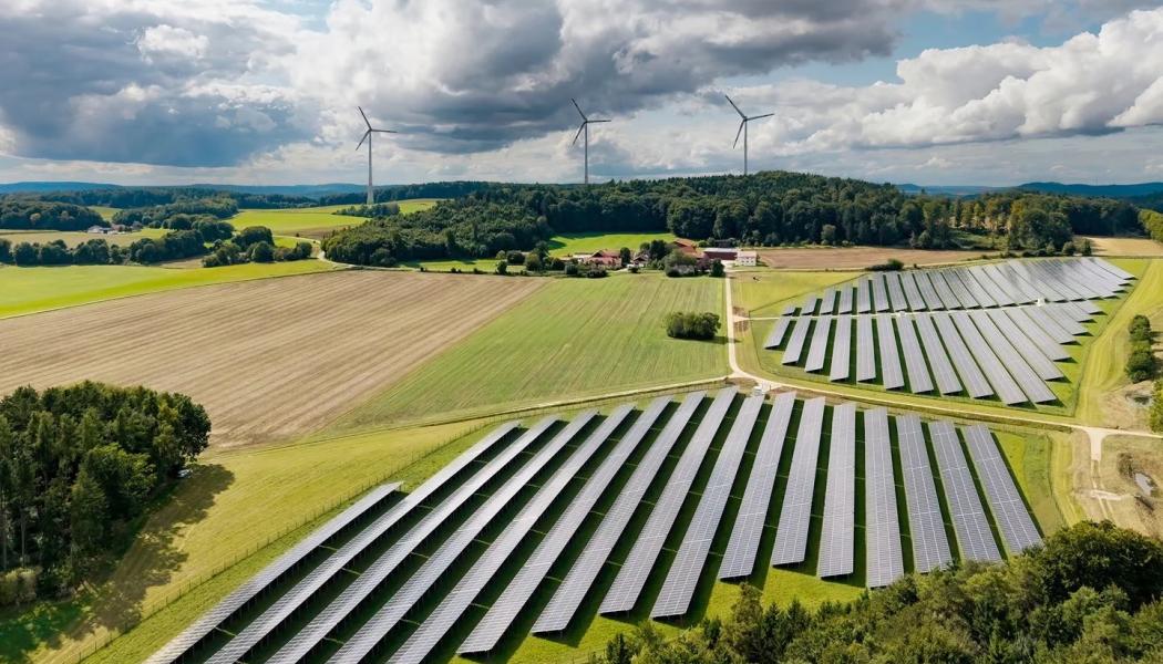 Bildtext: Den nya solparken Hatzenhof och vindparken Granswang (i bakgrunden) matar in el i Ørsteds transformatorstation i Raitenbuch. Foto: Ørsted