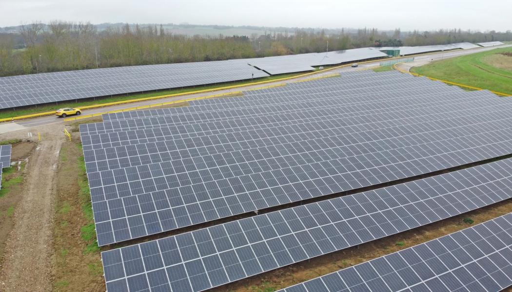 Solnet Group har tillsammans med Onsite Energy färdigställt en solkraftsanläggning på 5,1 megawatt för en global fordonstillverkare i Storbritannien. Foto: Solnet Group